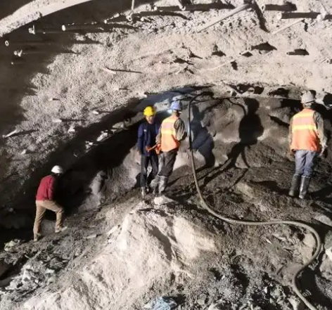 广南拱顶带模注浆料的施工流程及注意事项